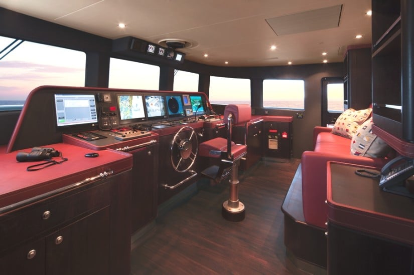 Quing (ex Mazu) Superyacht Bridge