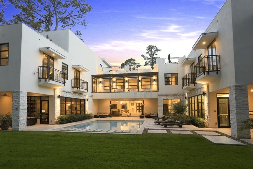 Wickford Drive Residence Green Lawn