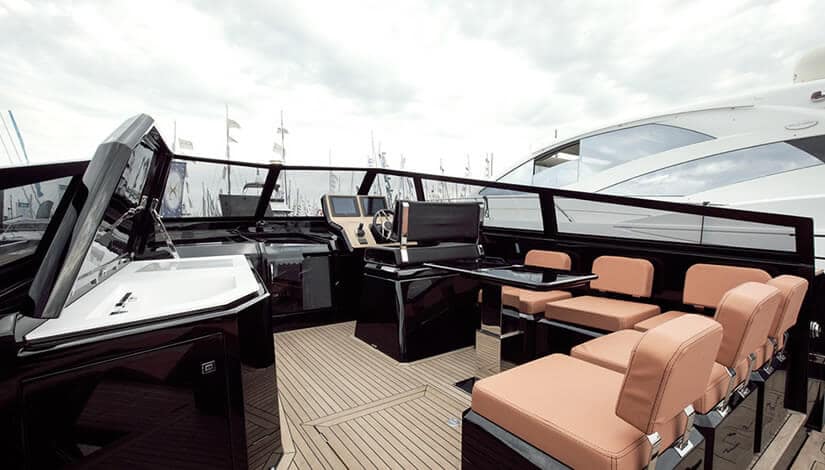 Luxury Boat Evo 43 Cockpit