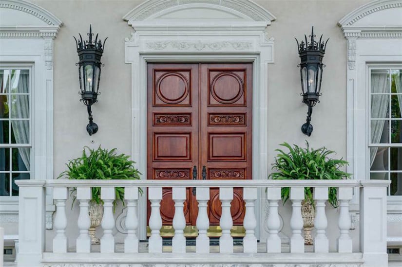 Dallas While House, Door