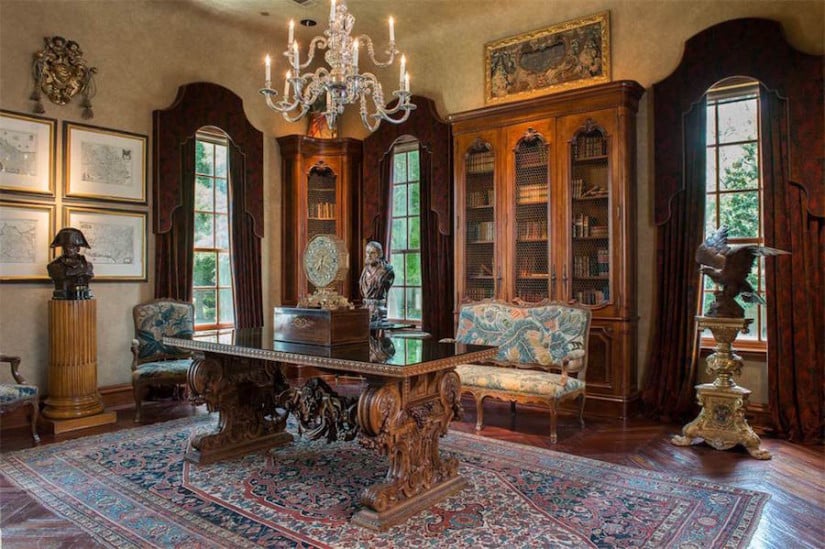 Dallas While House, Office