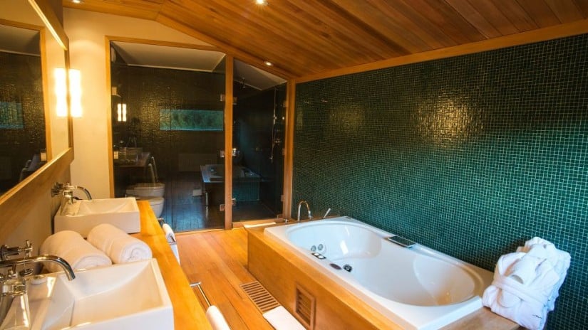 Bathroom, Uman Lodge Luxury Resort in Patagonia