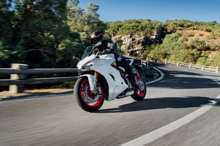 2017-ducati-supersport-16