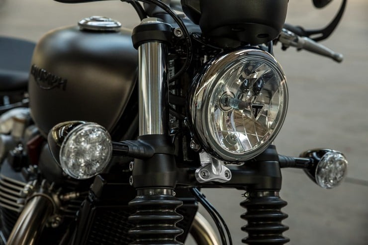triumph-bonneville-bobber-10