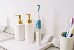Bestek M-CARE: UV Sanitizing Sonic Toothbrush
