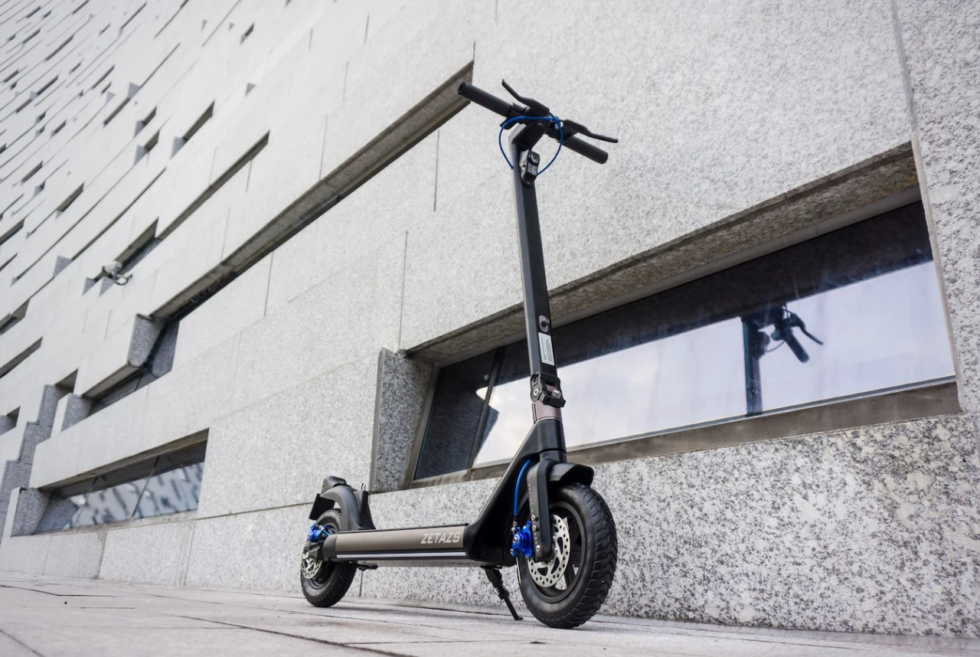 The ZETAZS Ranger Pro electric scooter is a fun and capable urban mobility platform