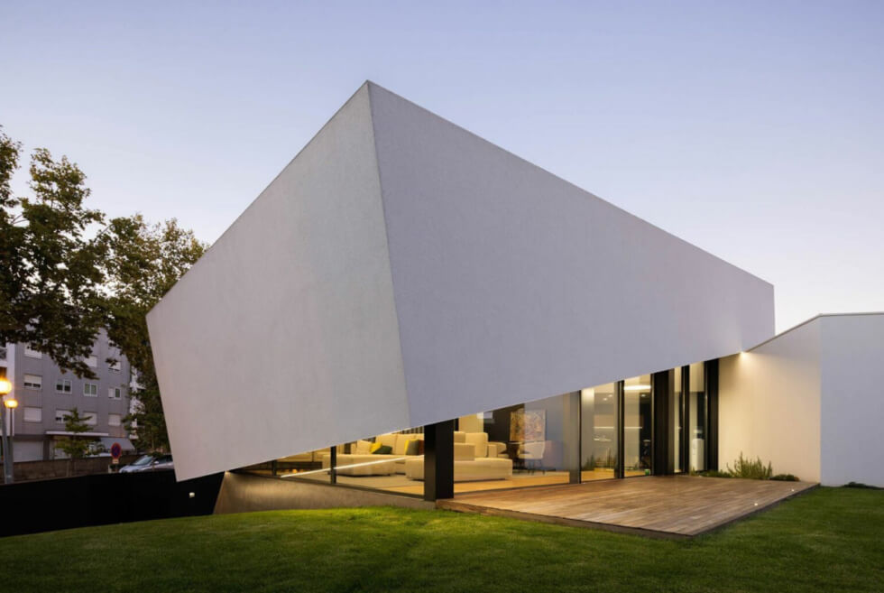 The Tilt House Looks To The Sun’s Rotational Movement for Its 3-Axis Design