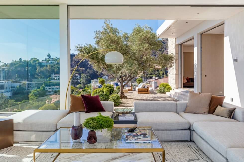 8021 Bellgave Place House living room