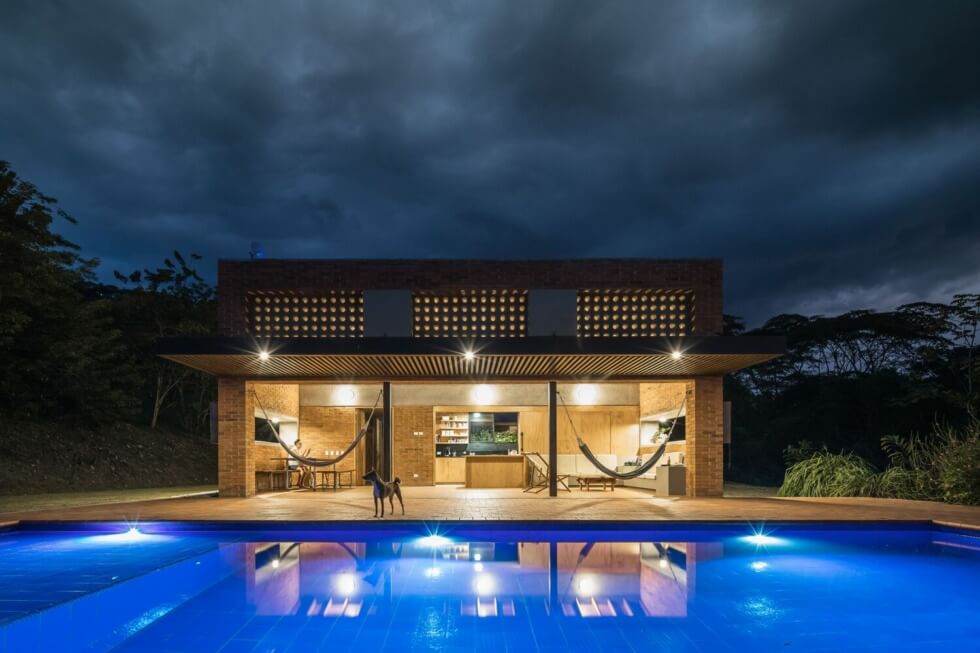 Casa En La Siria at night