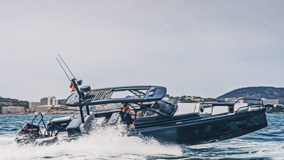 Shadow 900 Deep Blue Turning