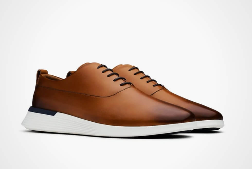Wolf & Shepherd’s Crossover Longwing Easily Navigates Both Business And Casual