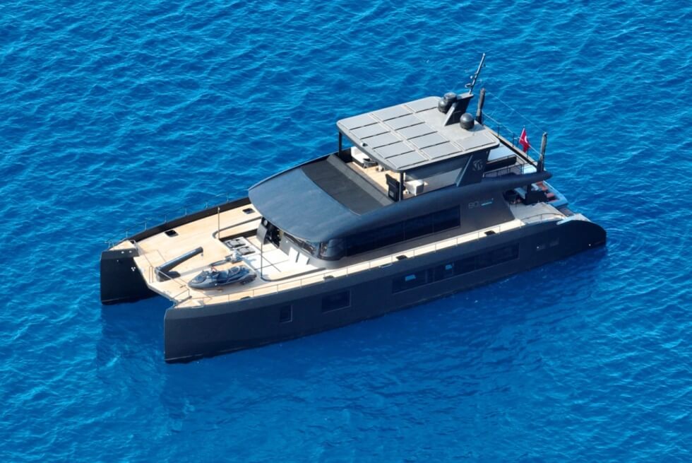 VisonF’s 80 BLCK Catamaran Flaunts A Blackout Exterior To Help Harvest Green Energy