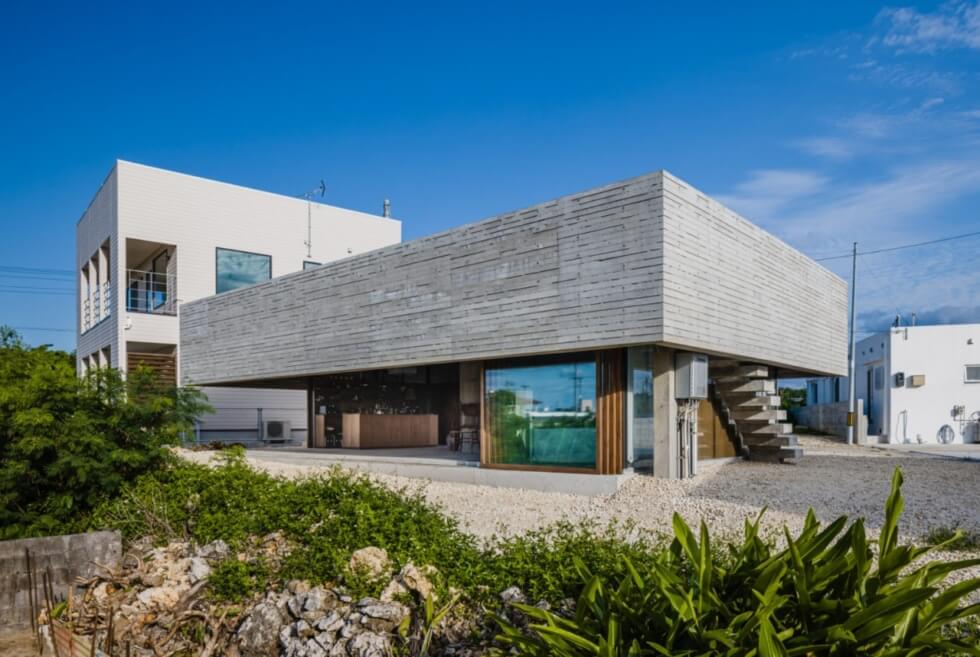 Single Concrete Column Supports ‘One-Legged House’ In Okinawa