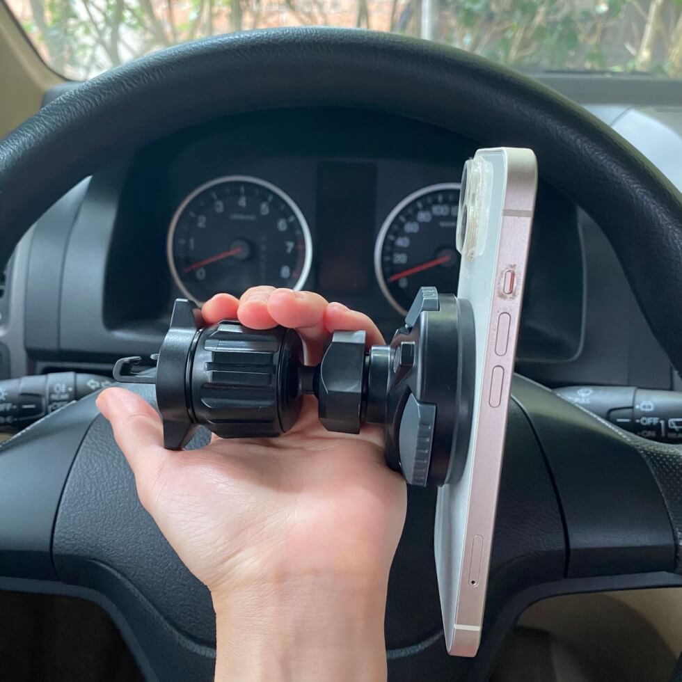 omoton o-mag drivesafe, magsafe car mount, air vent phone holder