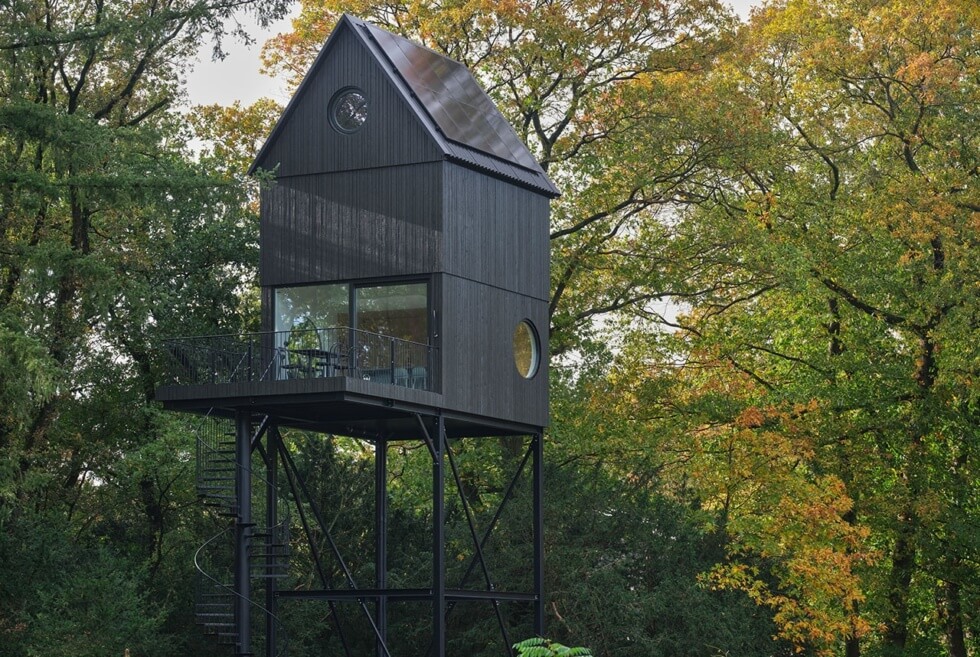 Buitenverblijf Nest Resembles A Bird House In A Forest