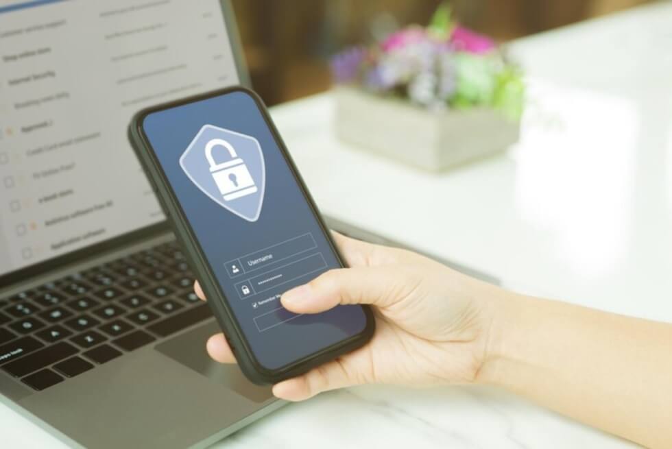 Protecting Your Financial Data: How to Secure Your Phone When Borrowing Online