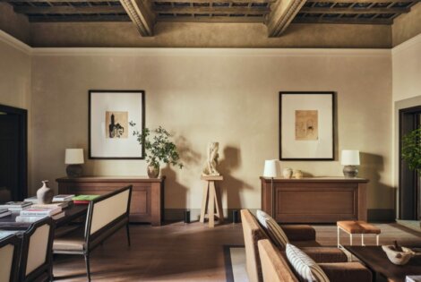 Living and dining room inside La Réserve Firenze with a coffered ceiling and contemporary furniture